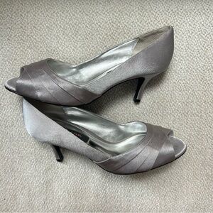 Nina Silver Peep Toe Heels Criana Satin Kitten Low Shoes Formal Royal Size 8.5